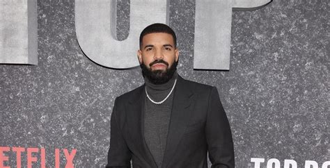 drake buys strippers chanel|Drake Gifts Strippers With Chanel Bags .